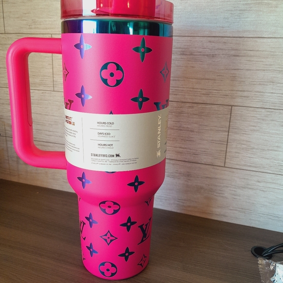 Stanley LV 40 ounce Tumbler hot pink - Picture 3 of 5